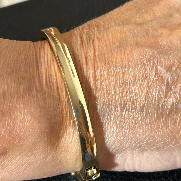 Elegant Gold and Pearl Bracelet - Picture 4 of 5